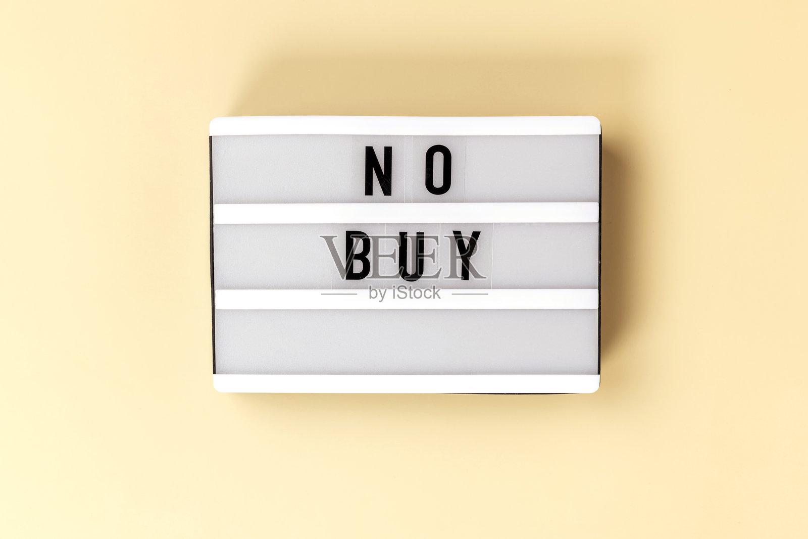 一个简单的标志上用粗体字显示着“禁止购买”，背景为浅黄色。照片摄影图片