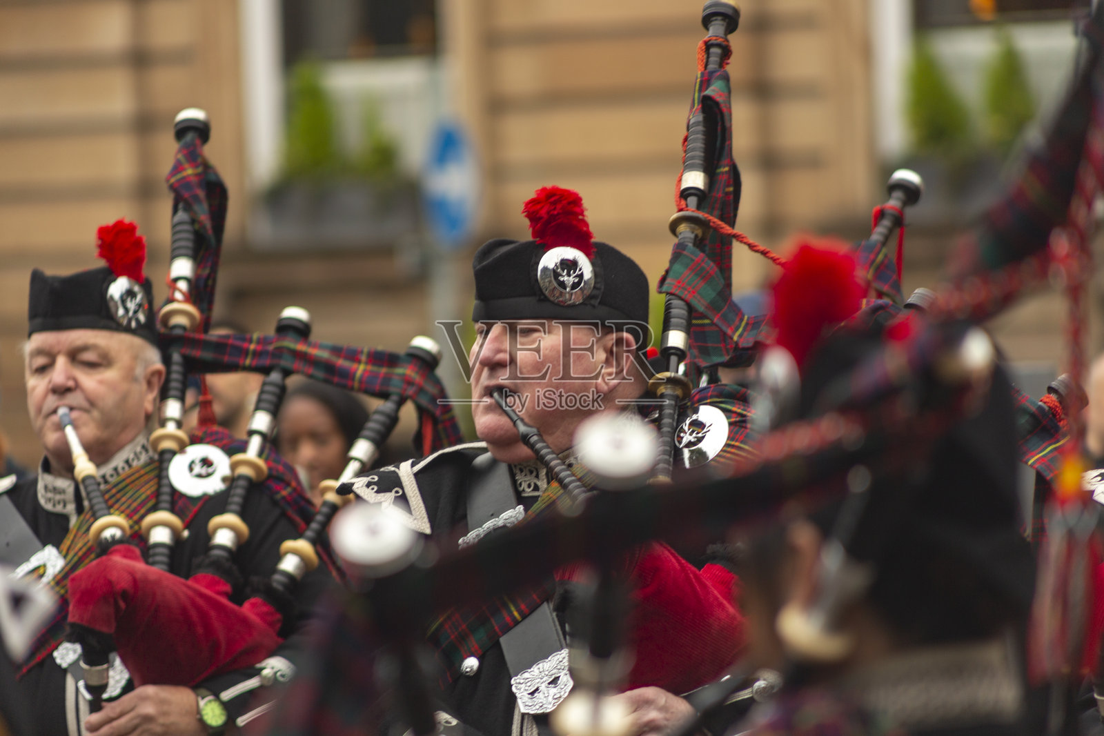 在英国苏格兰爱丁堡,苏格兰风笛军乐队庆祝传统的排灯节。照片摄影图片