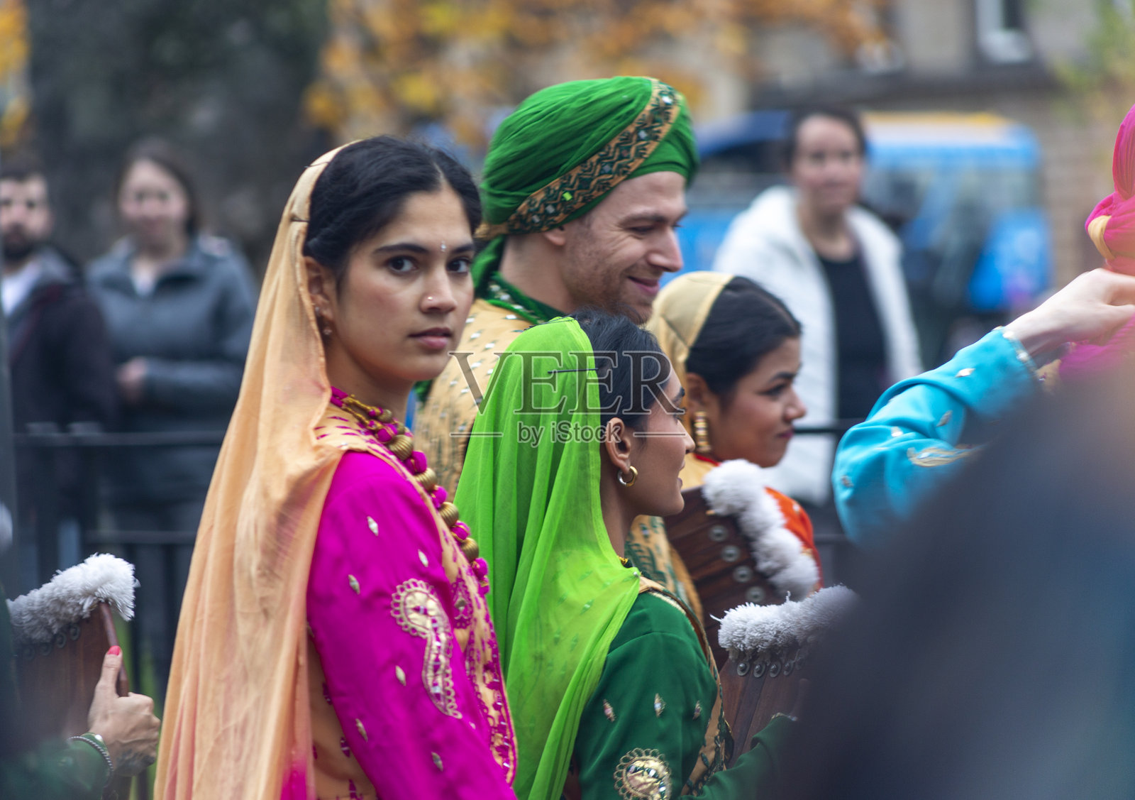 在苏格兰爱丁堡，英国当地印度居民庆祝排灯节的活动照片摄影图片