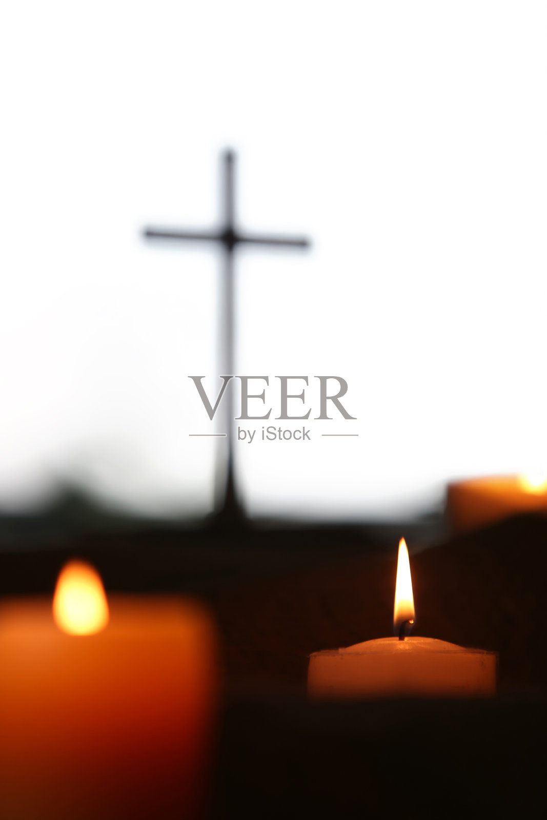 耶稣基督的圣十字架与明亮的蜡烛光，宗教绘画信仰基督教背景照片摄影图片