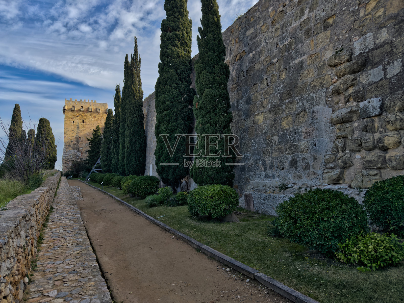 塔拉戈纳市的印象。环绕历史城区的城墙。位于西班牙东北部加泰罗尼亚自治区的南部。照片摄影图片