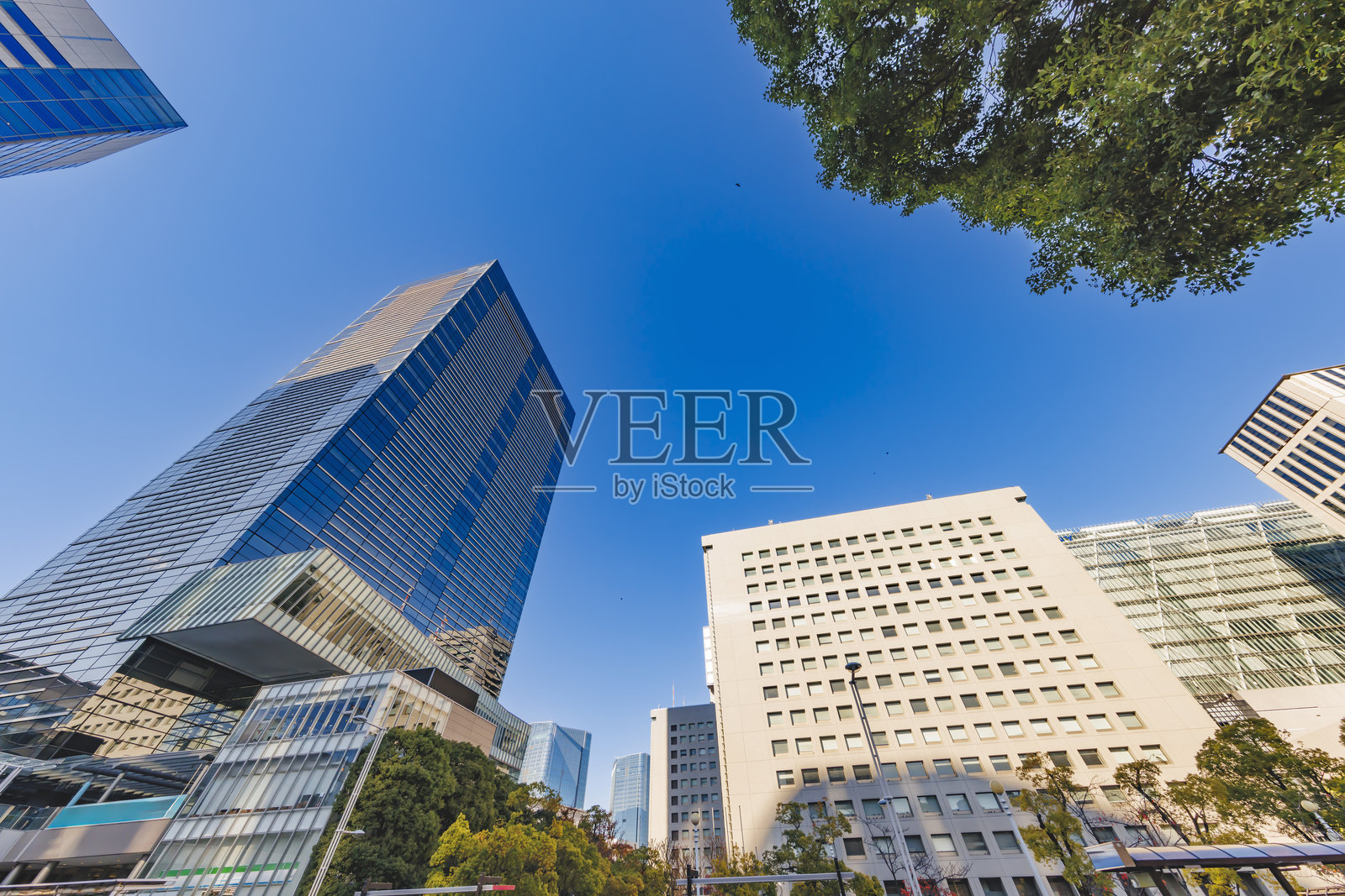 东京这座城市及其高耸的建筑照片摄影图片