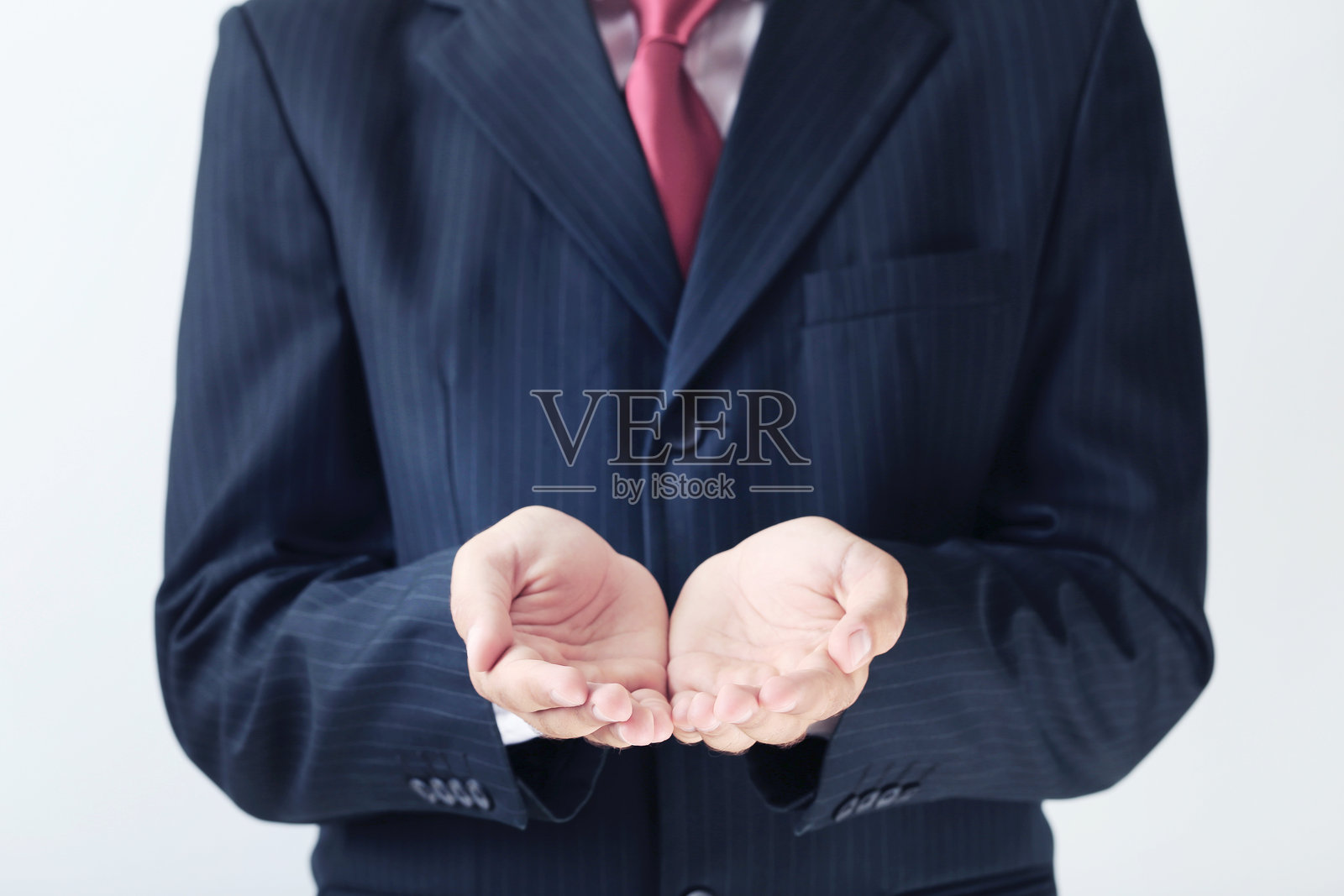 商人在灰色背景下用手势表达照片摄影图片