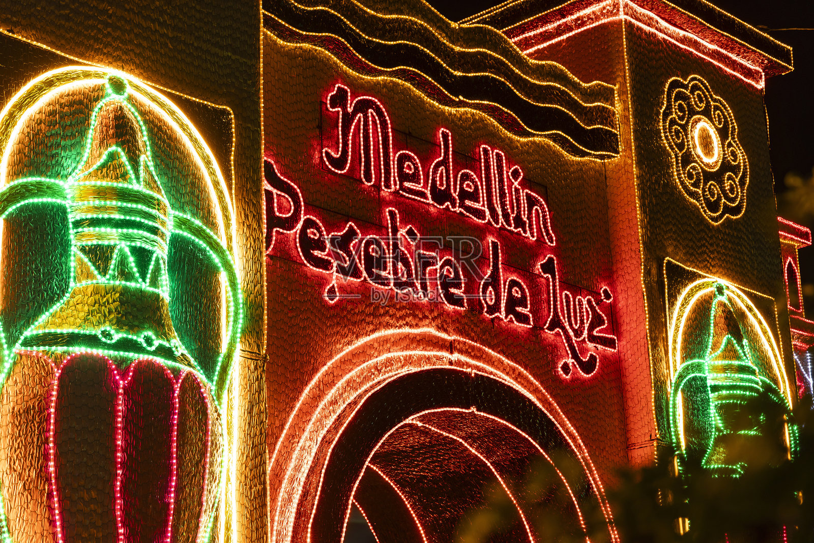 麦德林。城市在标志性的灯光下闪耀着圣诞的魔力。照片摄影图片