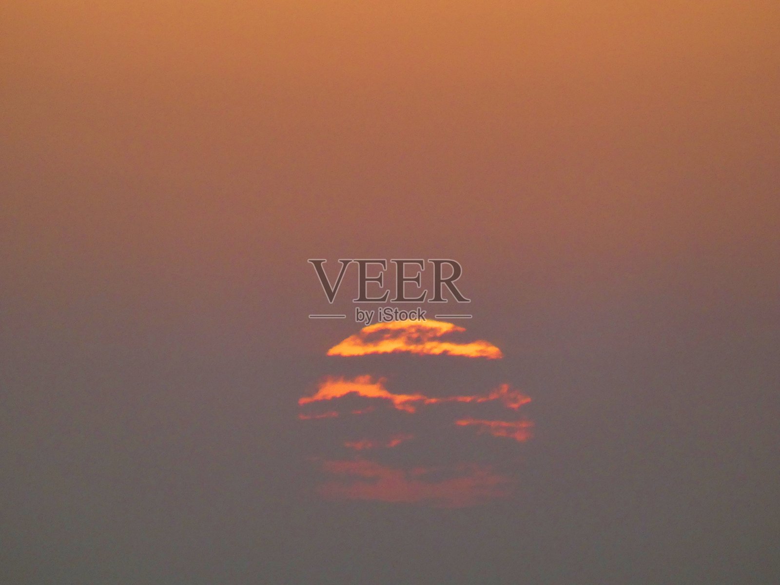 在普罗旺斯的卡马格，夏天日落时太阳和云层之间的战斗照片摄影图片