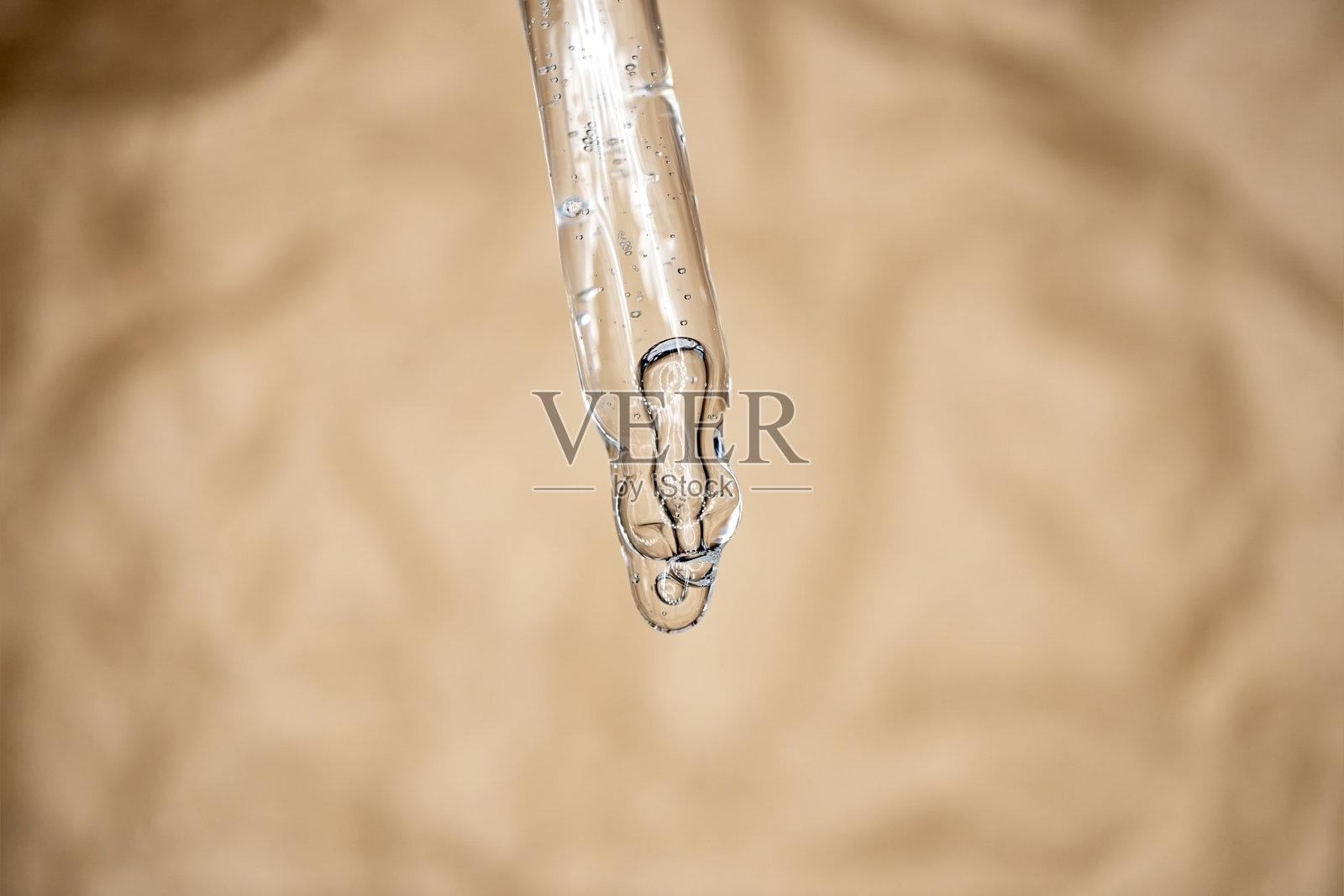 带有一滴油或面部和身体化妆品的滴管。天然有机化妆品。身体护理的概念。照片摄影图片