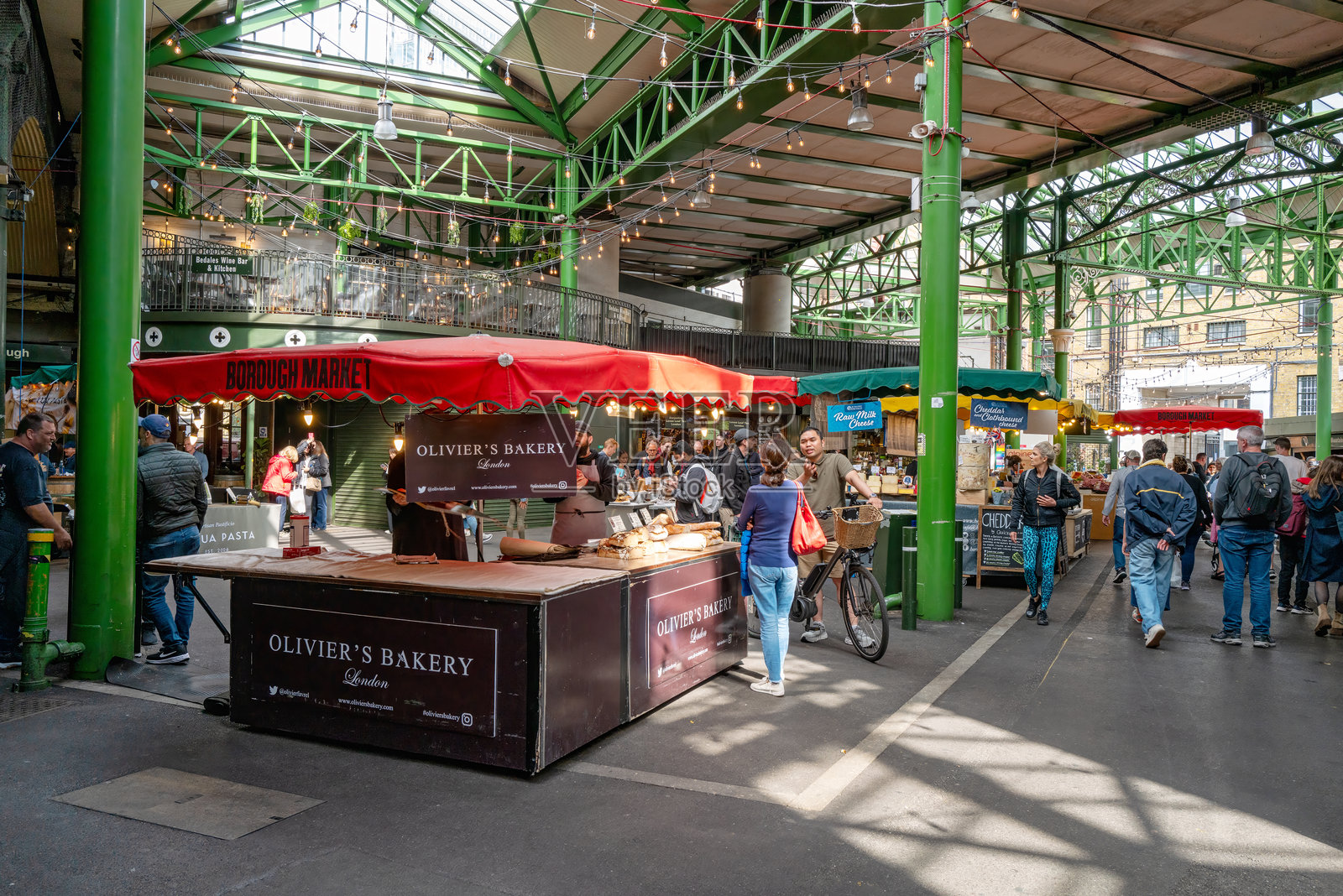 购物者和游客在伦敦南华克的繁忙博罗市场享受时光照片摄影图片