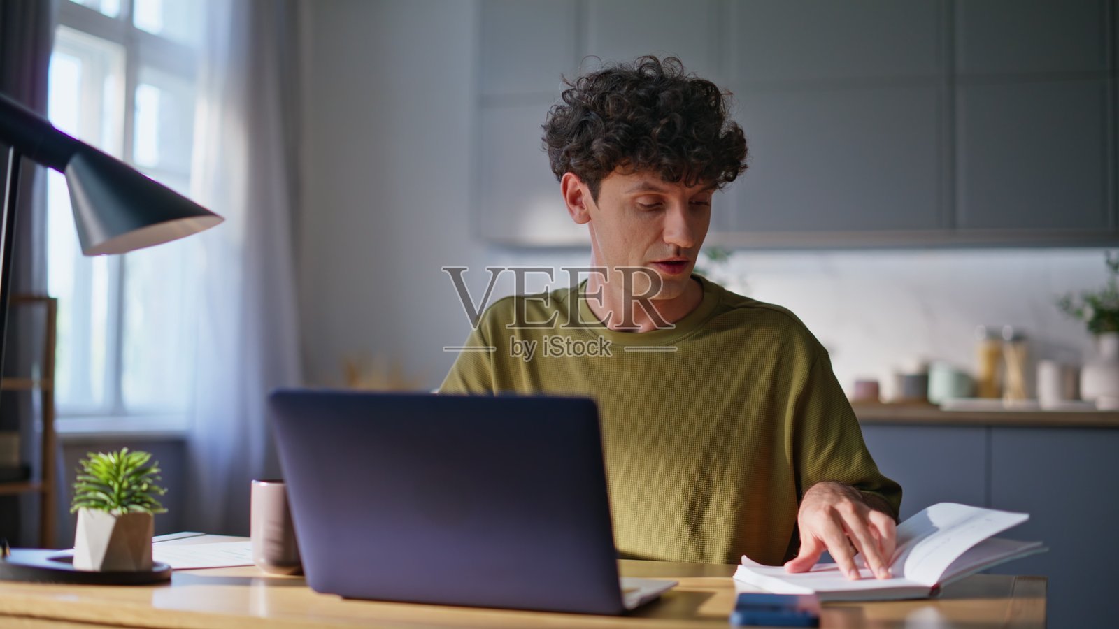 自由职业者在工作场所近距离与笔记本电脑摄像头进行虚拟会议照片摄影图片