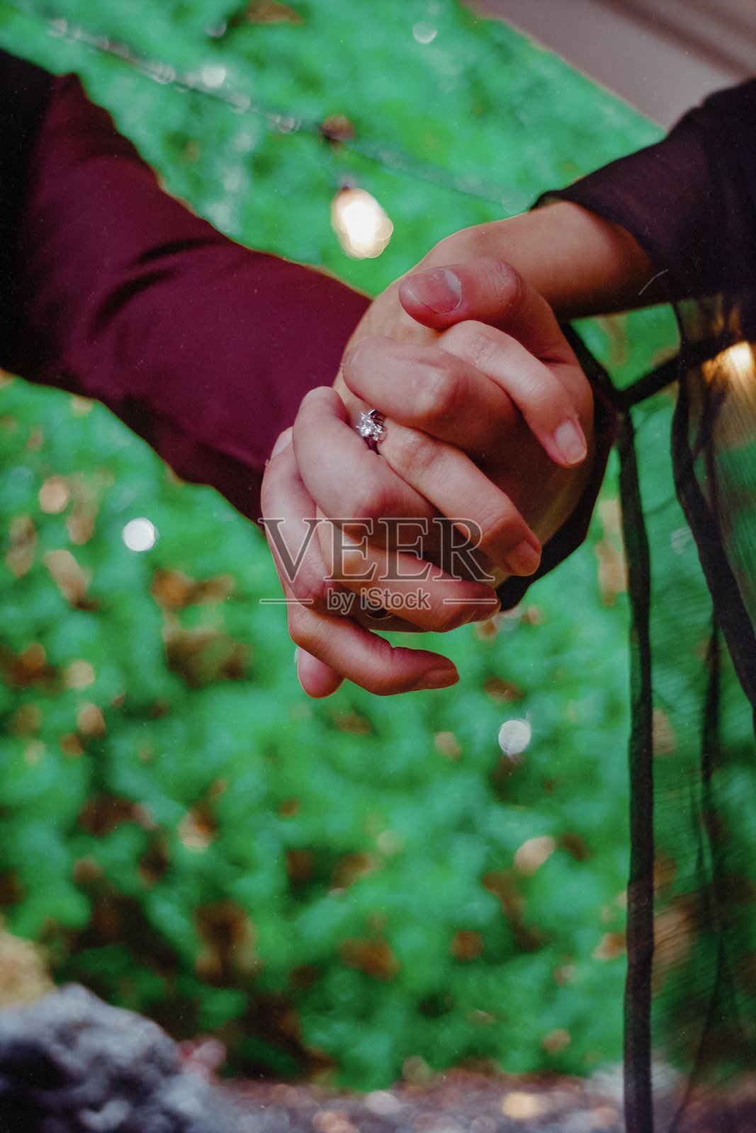 情侣牵手照片摄影图片