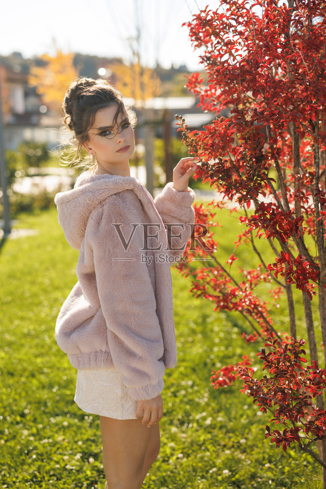 自然中美丽女孩的肖像照片摄影图片