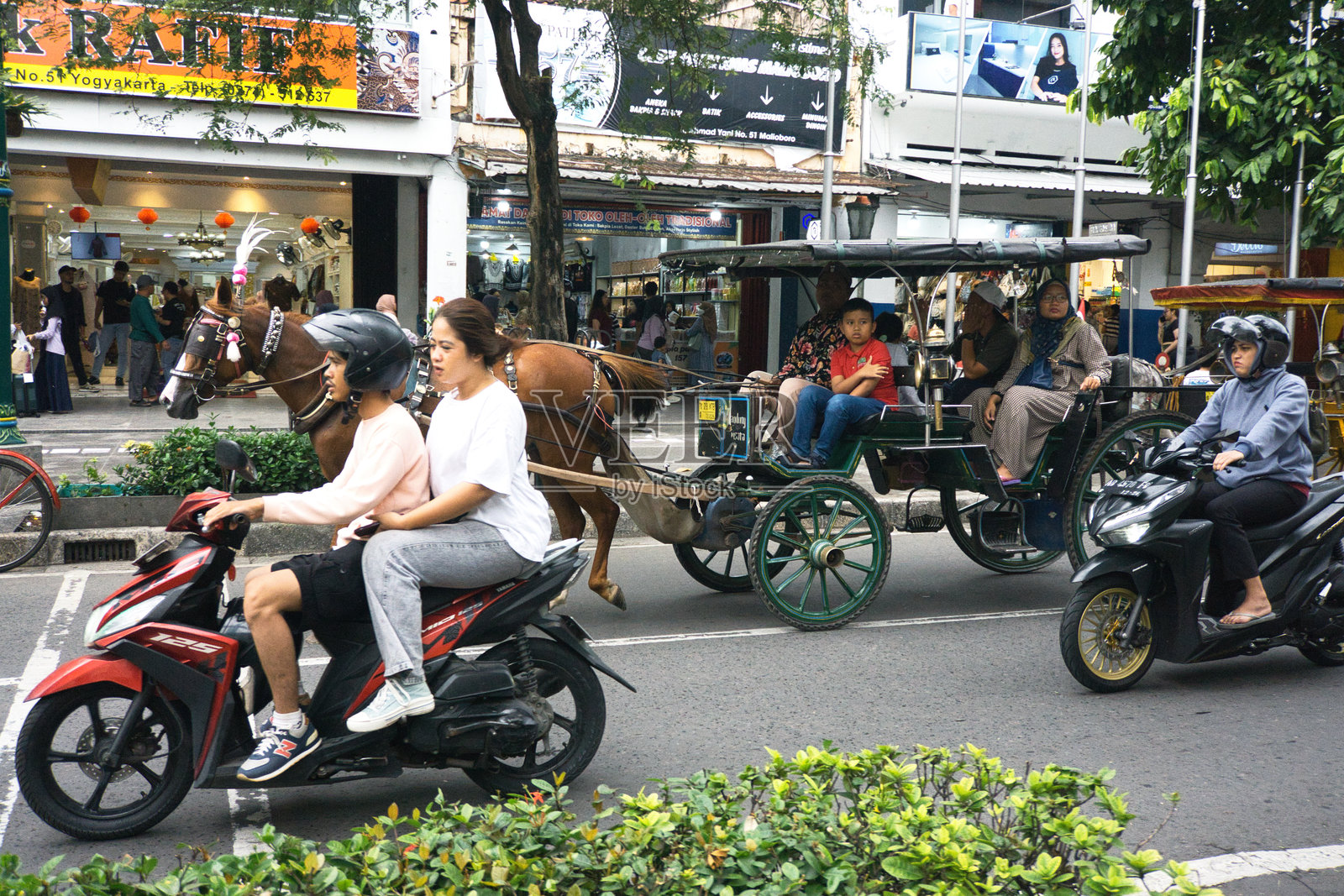 在长假期间,日惹的马里奥博罗和贝林哈尔乔市场区域的游客密度照片摄影图片