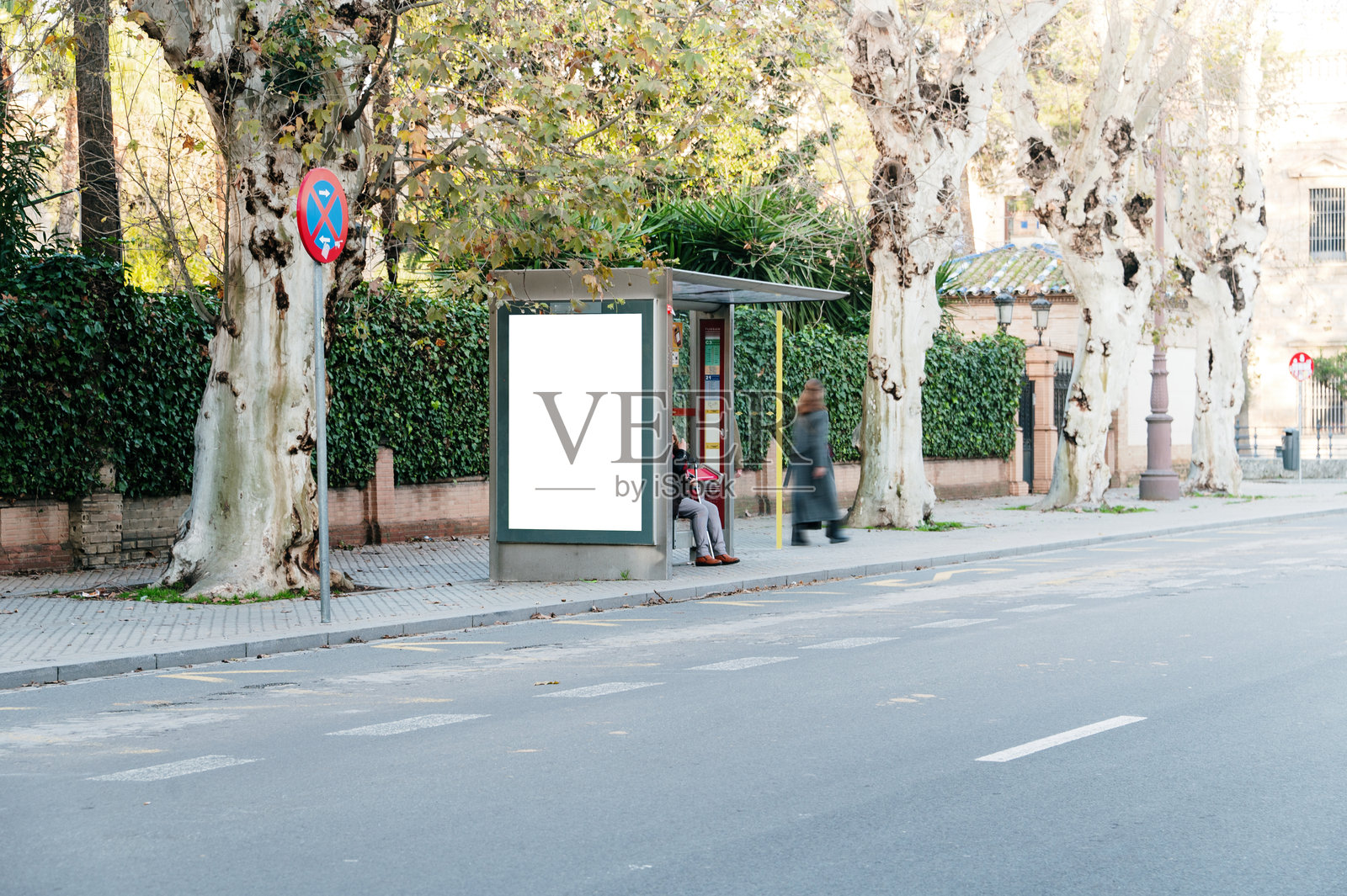 公交车站与空白广告牌照片摄影图片