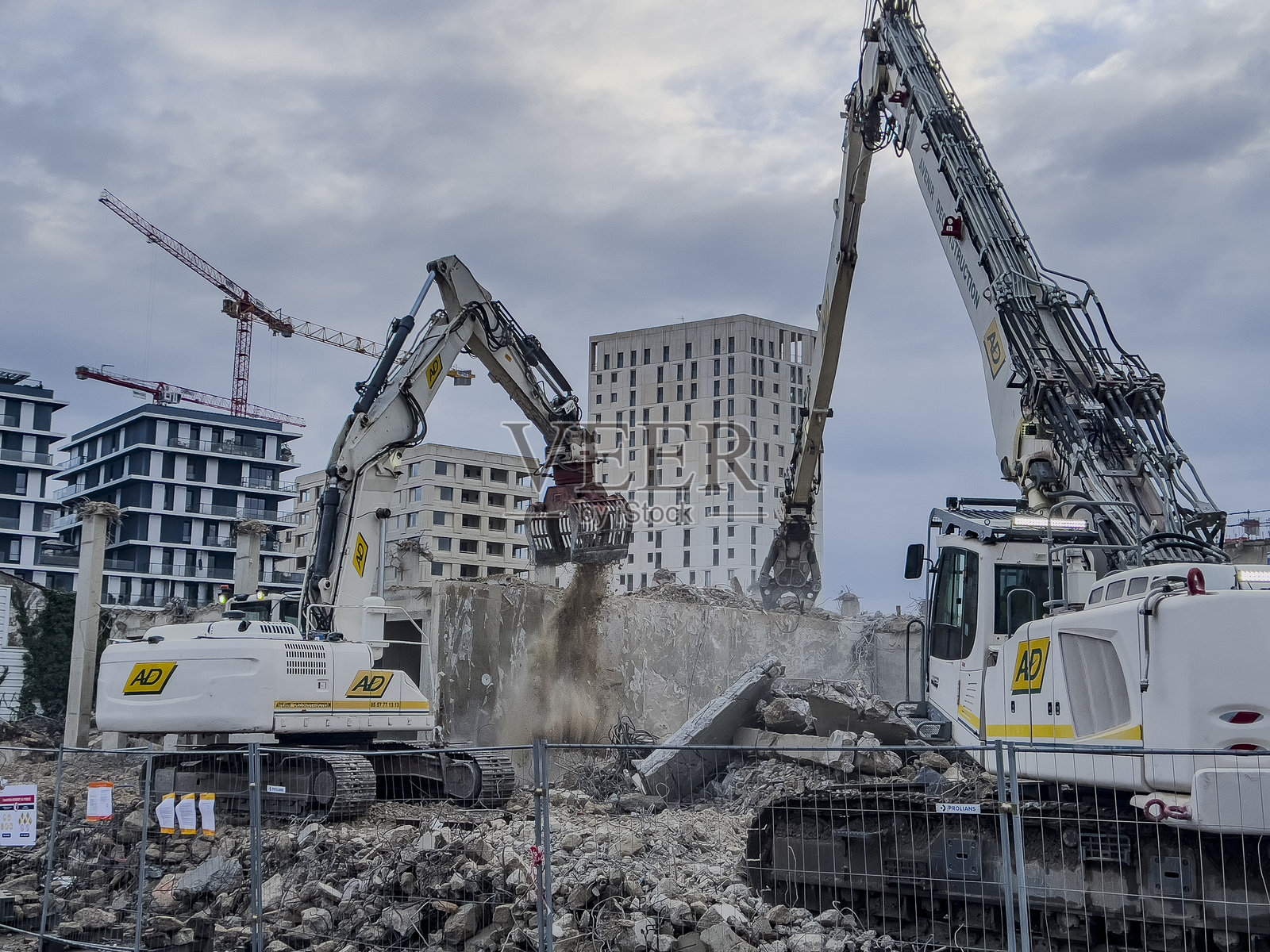 法国波尔多 2025年1月20日,带机械臂的建筑拆除挖掘机。房屋拆除。重型机械,液压施工设备。照片摄影图片