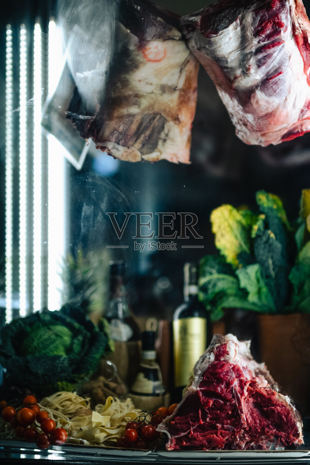 在诱人的餐厅窗户后，享受一场令人垂涎的肉类美食之旅。照片摄影图片