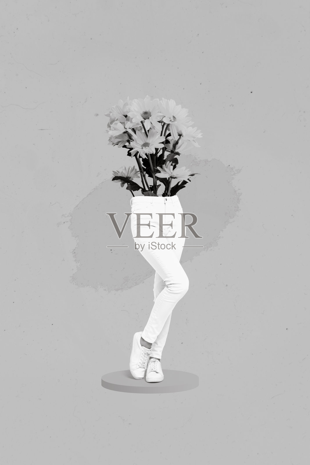 创意照片3D拼贴艺术海报，奇怪女孩的身体没有头，鲜艳的黄色雏菊孤立在绘画背景上。照片摄影图片