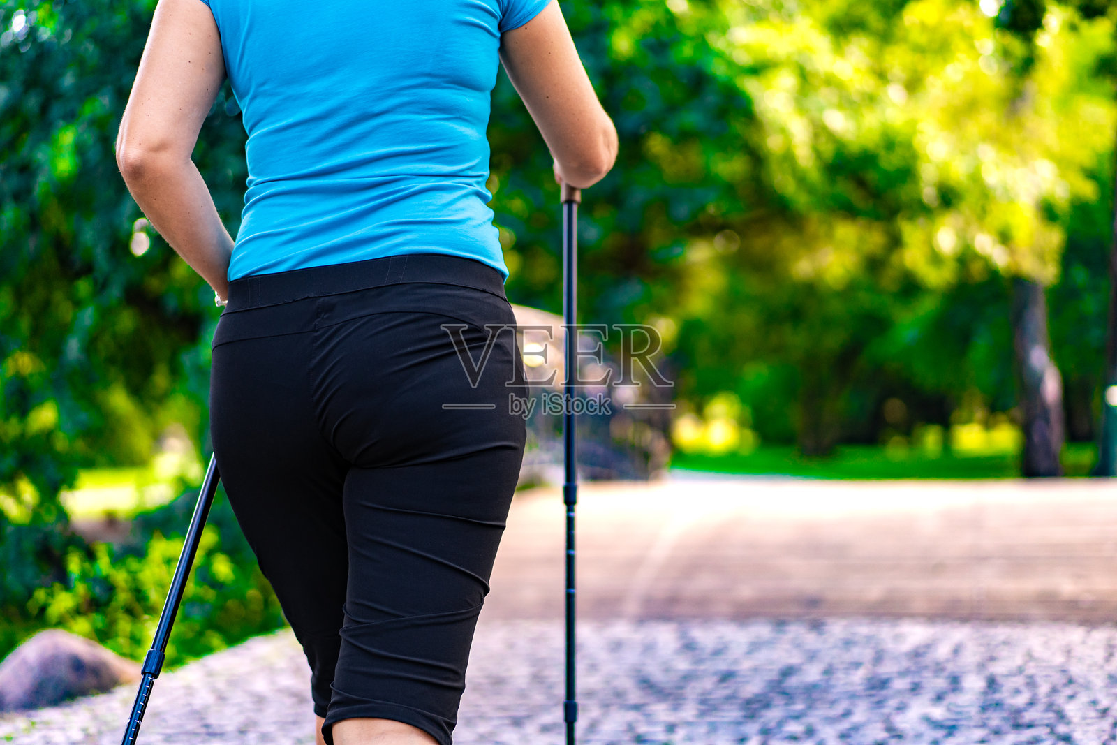 成熟的女性在城市公园进行北欧健走锻炼照片摄影图片