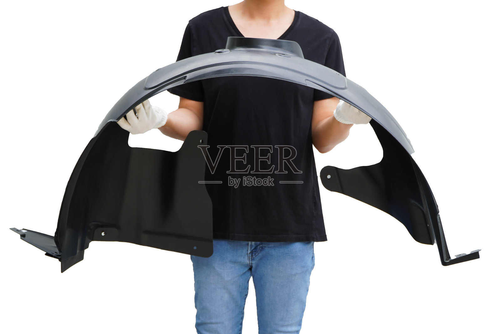 男人手持黑色塑料挡泥板衬垫，背景为渐变白色。照片摄影图片