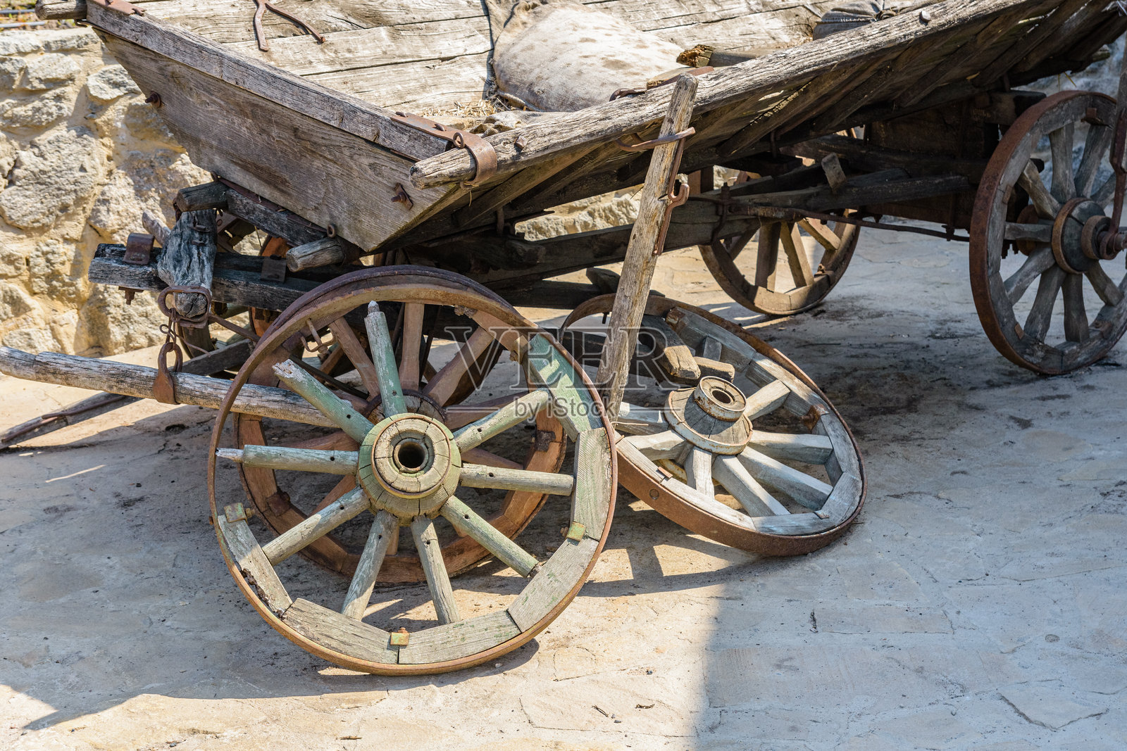 农场里一辆破旧的木马车照片摄影图片