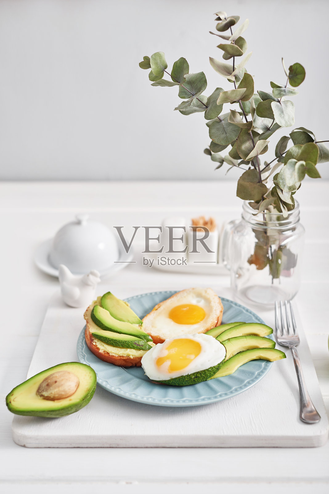 顶部视角的鳄梨煎蛋吐司照片摄影图片