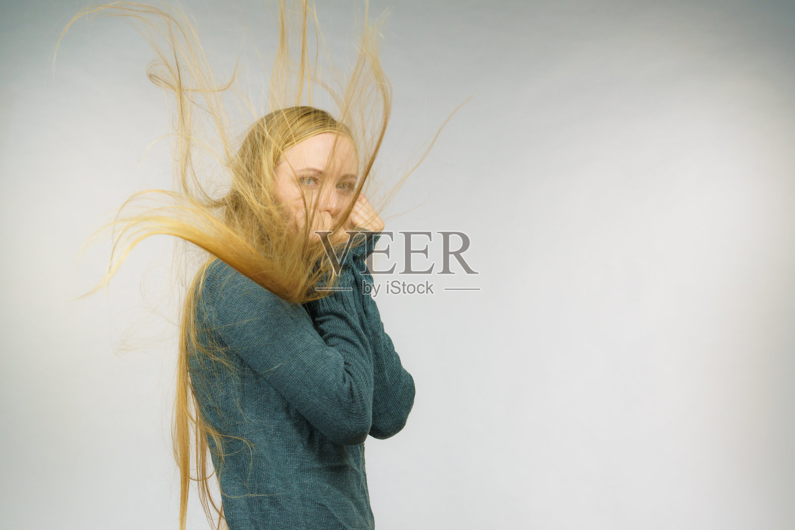 伤心的女孩与飘动的头发照片摄影图片