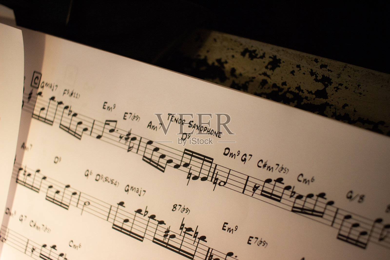 近距离观察的乐谱照片摄影图片