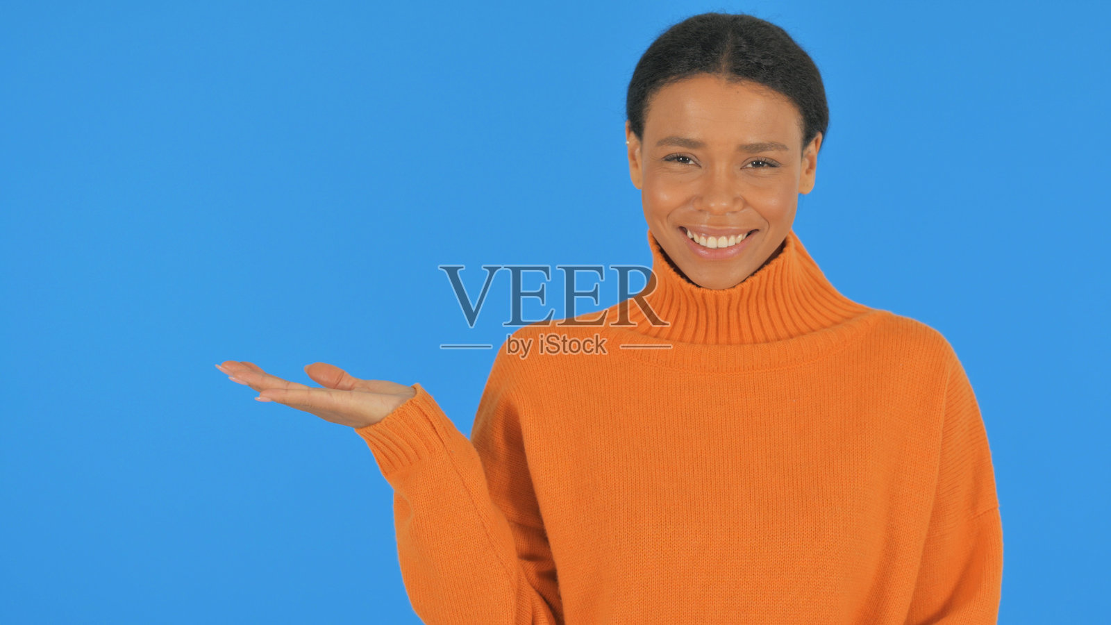 女性在绿色背景上展示空白空间照片摄影图片