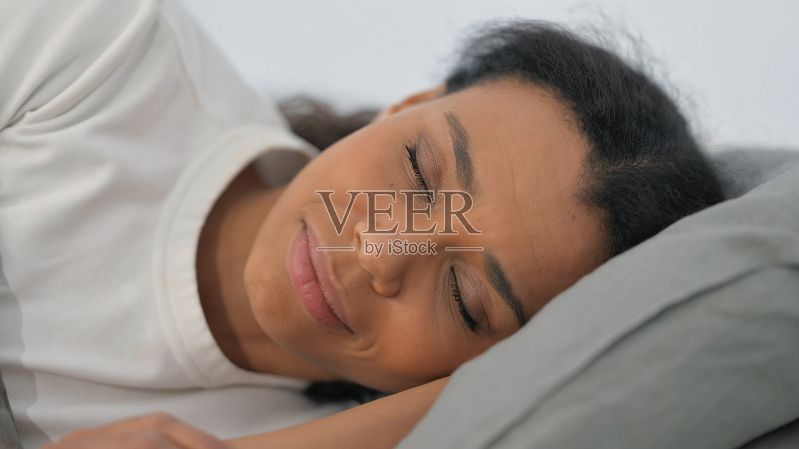 非洲女性侧卧在床上安静入睡的特写镜头照片摄影图片