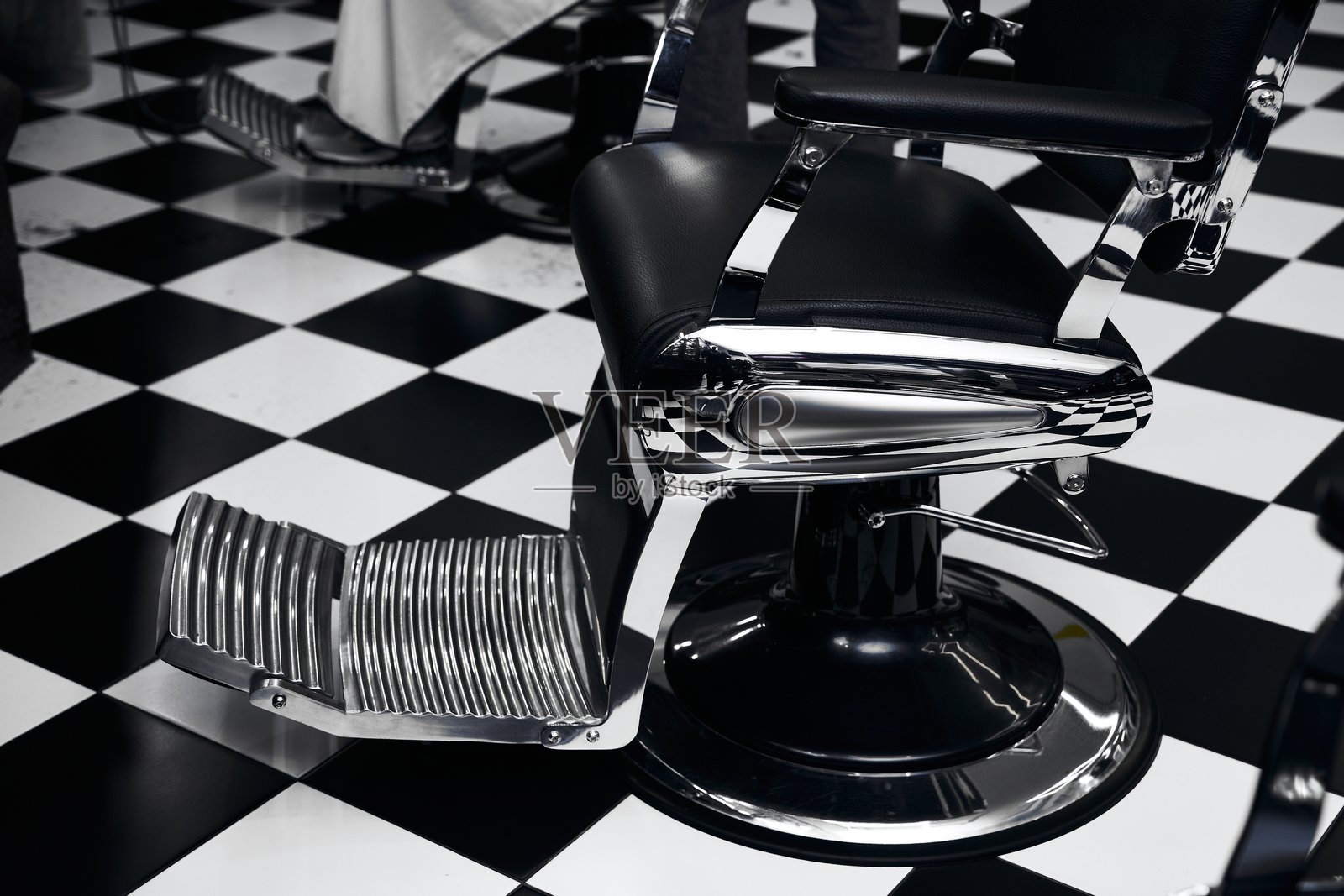 经典理发椅在黑白格子理发店环境中照片摄影图片