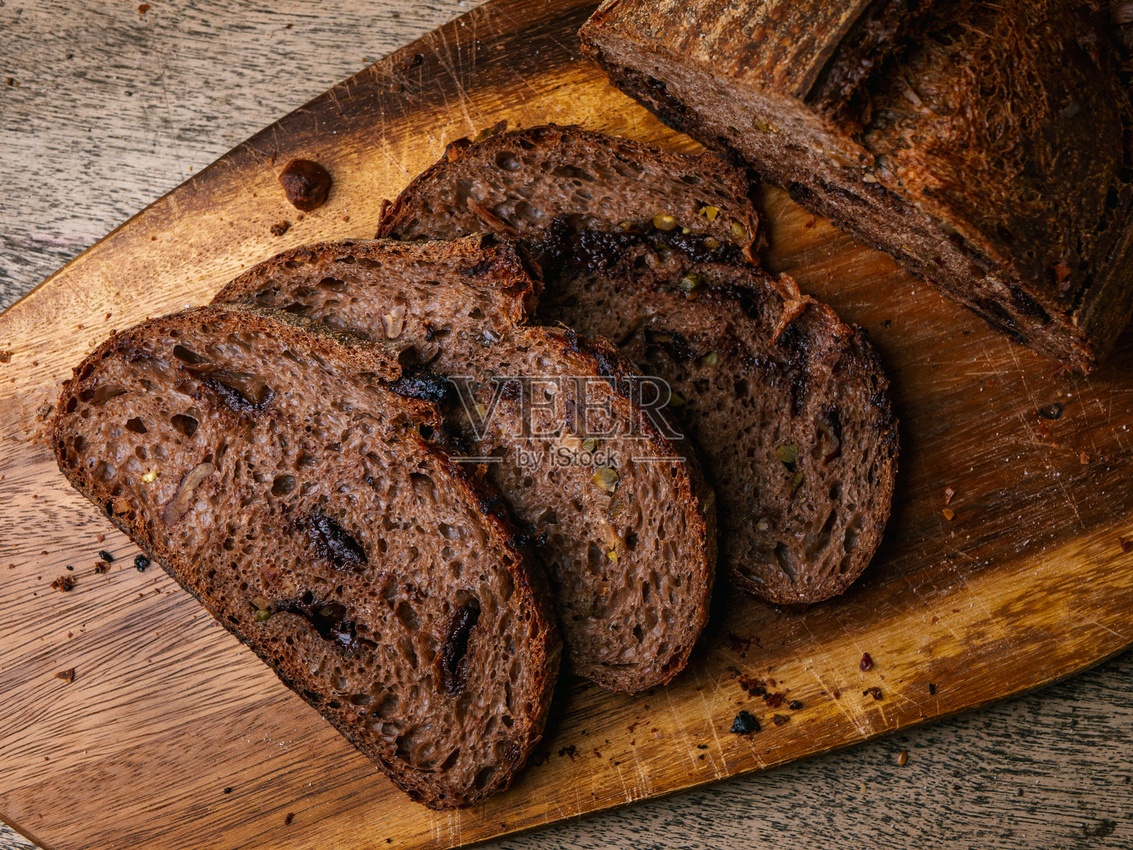 新鲜出炉的手工巧克力酸面包放在木桌上。照片摄影图片