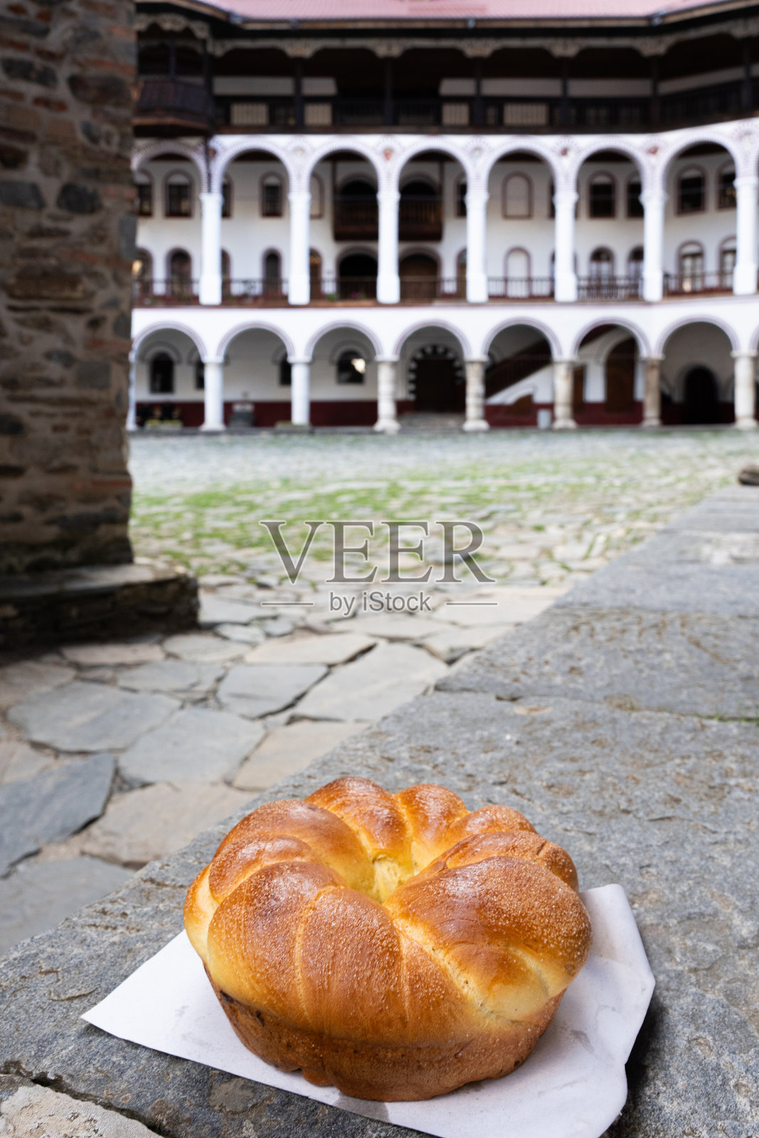 美味的保加利亚菜肴静静地摆放在霍雷祖修道院的石质表面上，这里是联合国教科文组织世界遗产。照片摄影图片