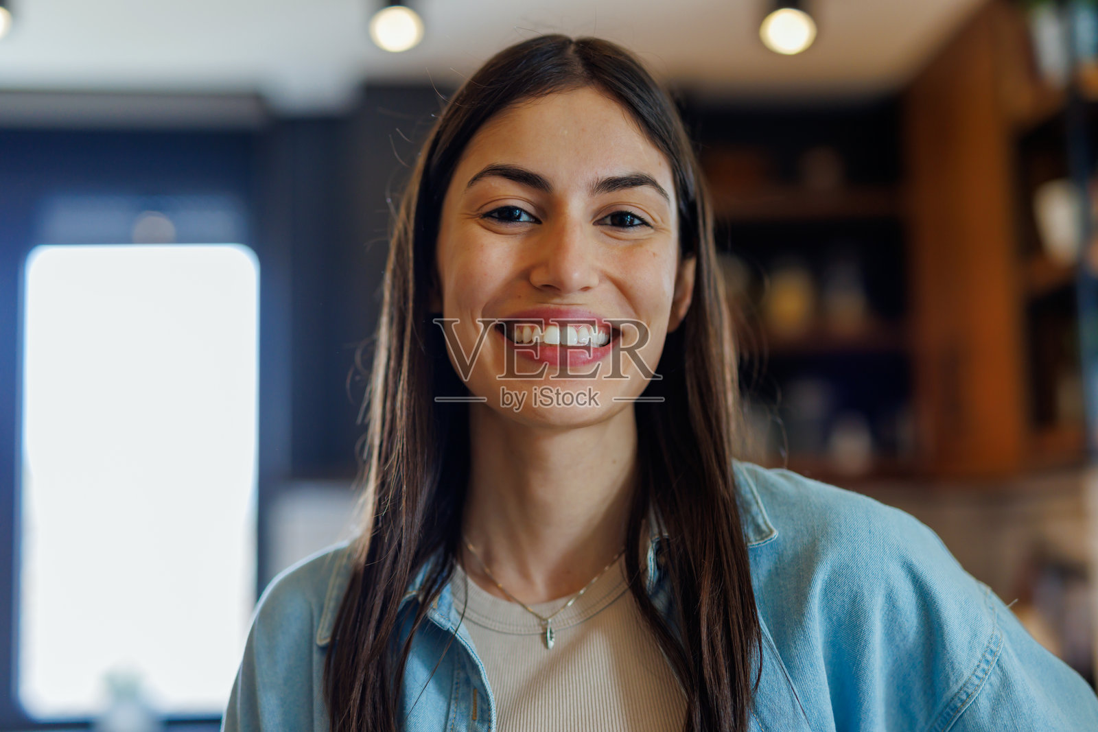 微笑的年轻女性在休闲环境中照片摄影图片