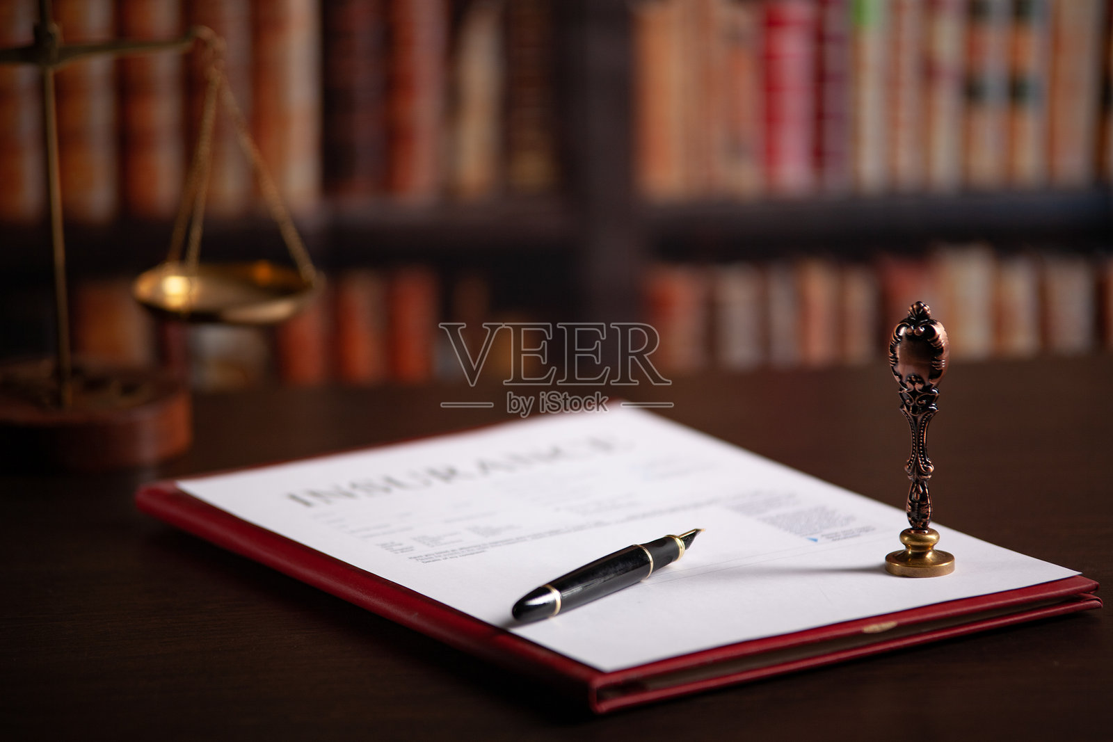 公证人的笔和印章在合同上。照片摄影图片