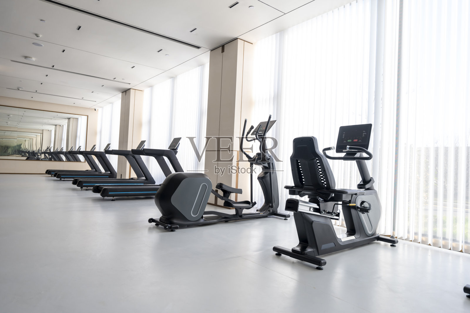 健身房里的健身器材照片摄影图片