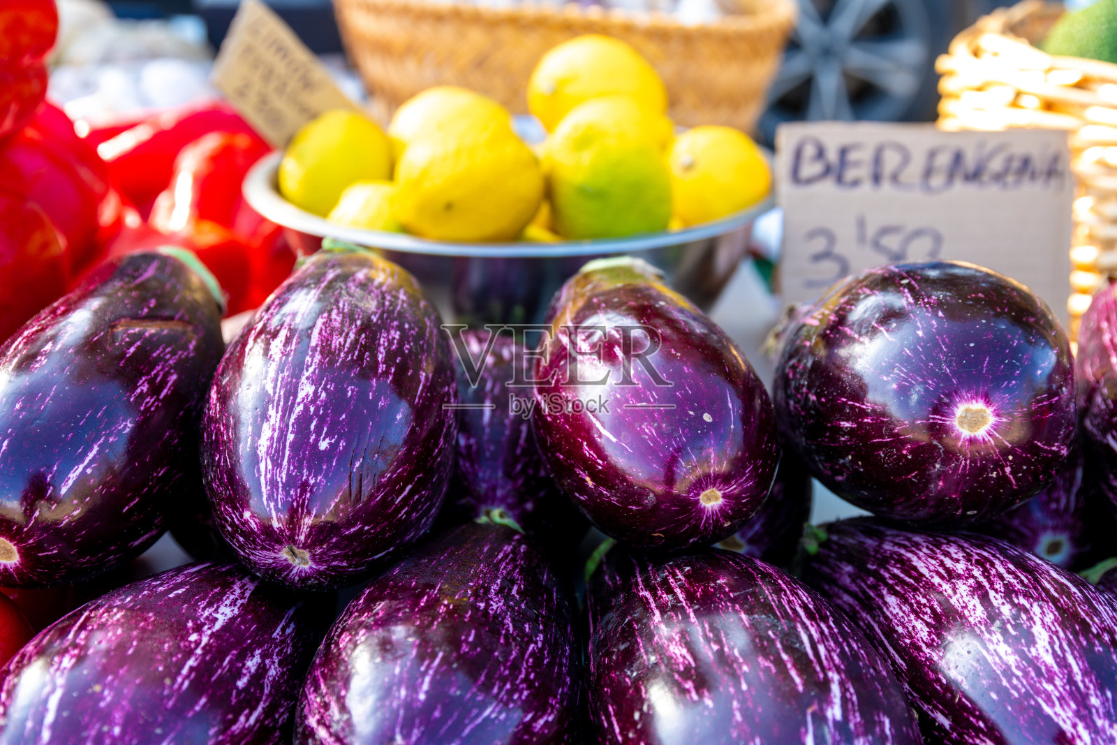 市场摊位上展示的条纹茄子照片摄影图片
