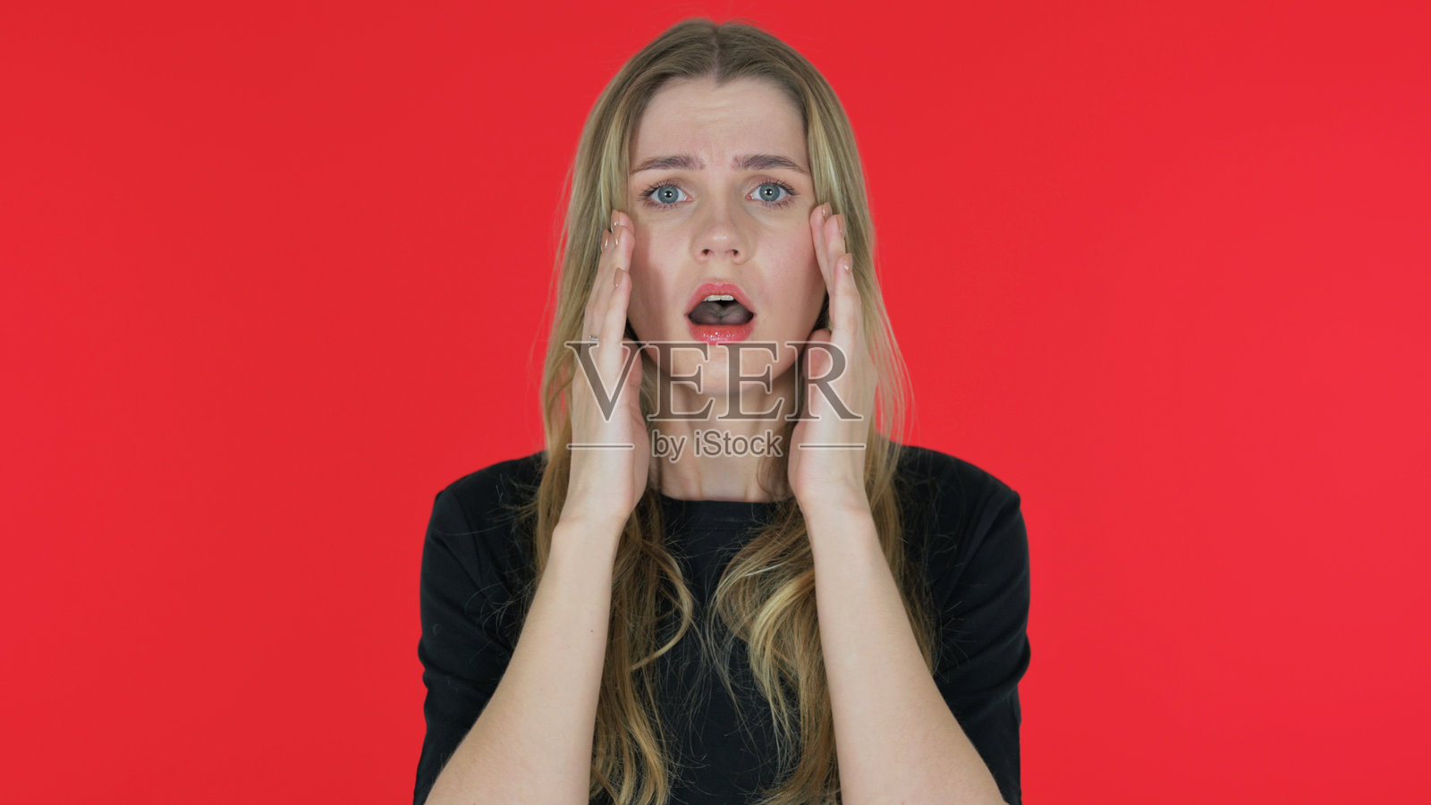 年轻女性在红色背景下对失败的反应，肖像照片摄影图片