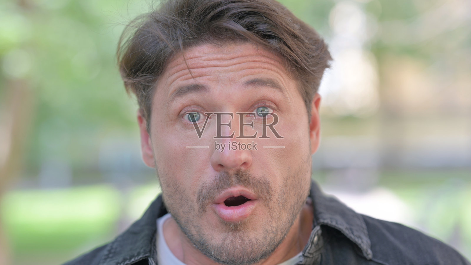 震惊的中年男子面部特写照片摄影图片