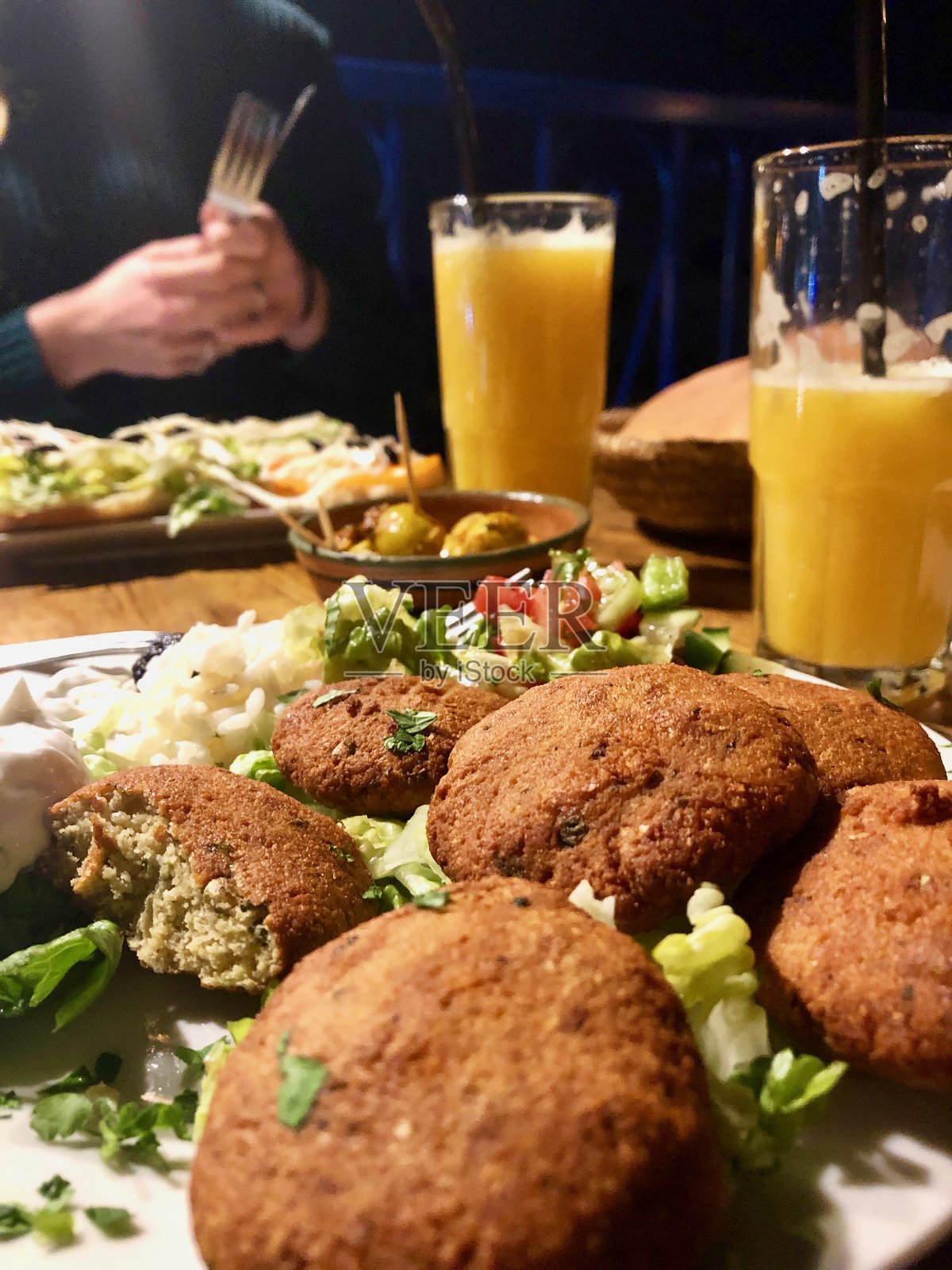 马拉喀什的法拉费尔和橙汁照片摄影图片