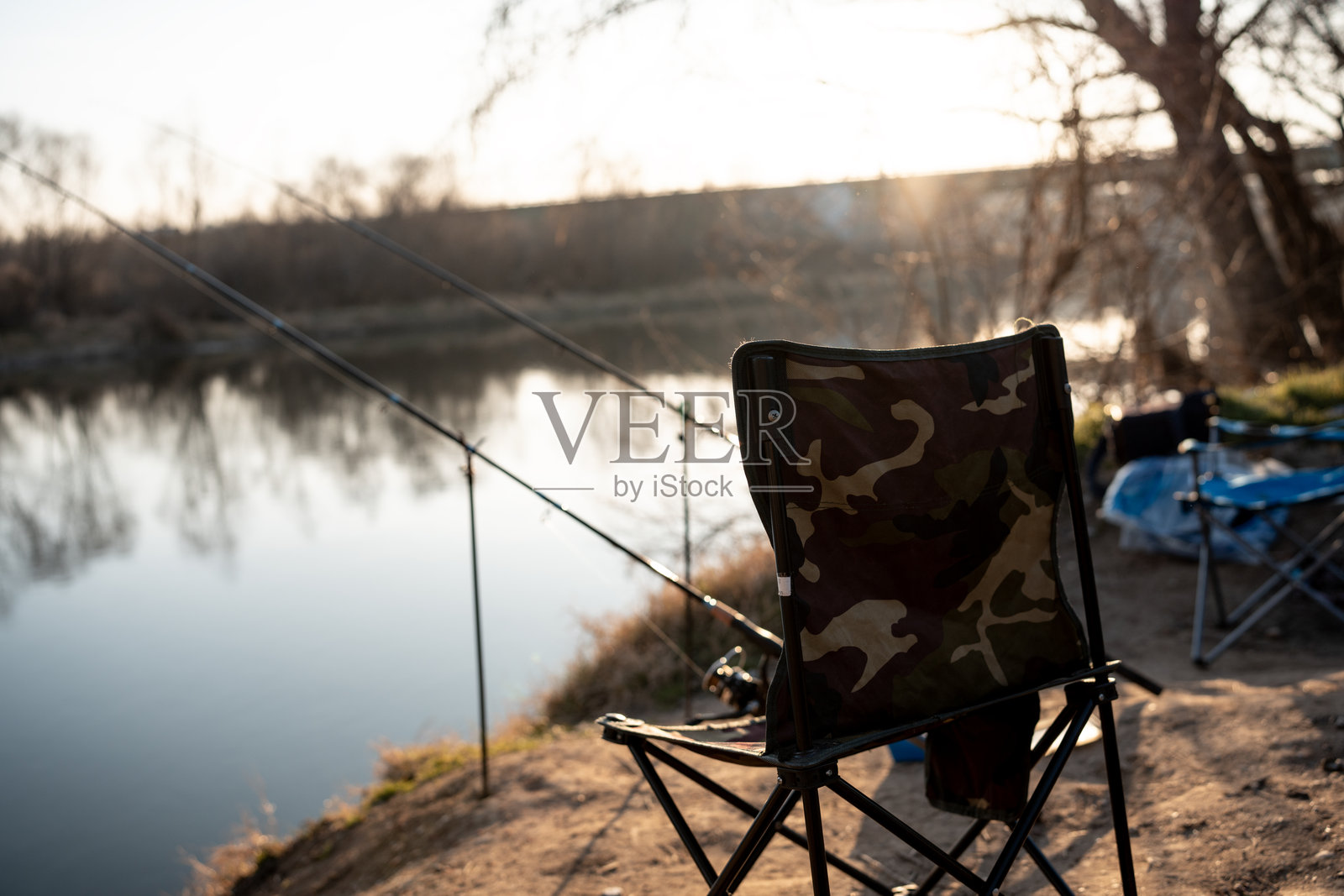 湖边架设的钓鱼竿照片摄影图片