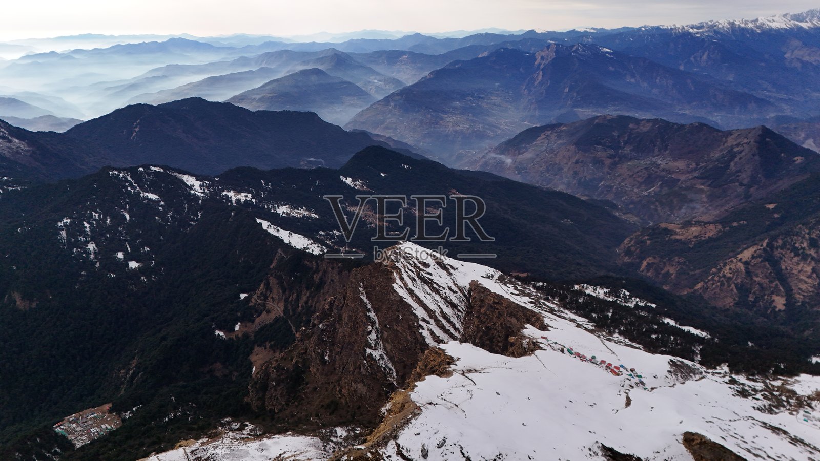 班达尔普奇峰和乔克汉巴峰的雪覆盖鸟瞰图照片摄影图片