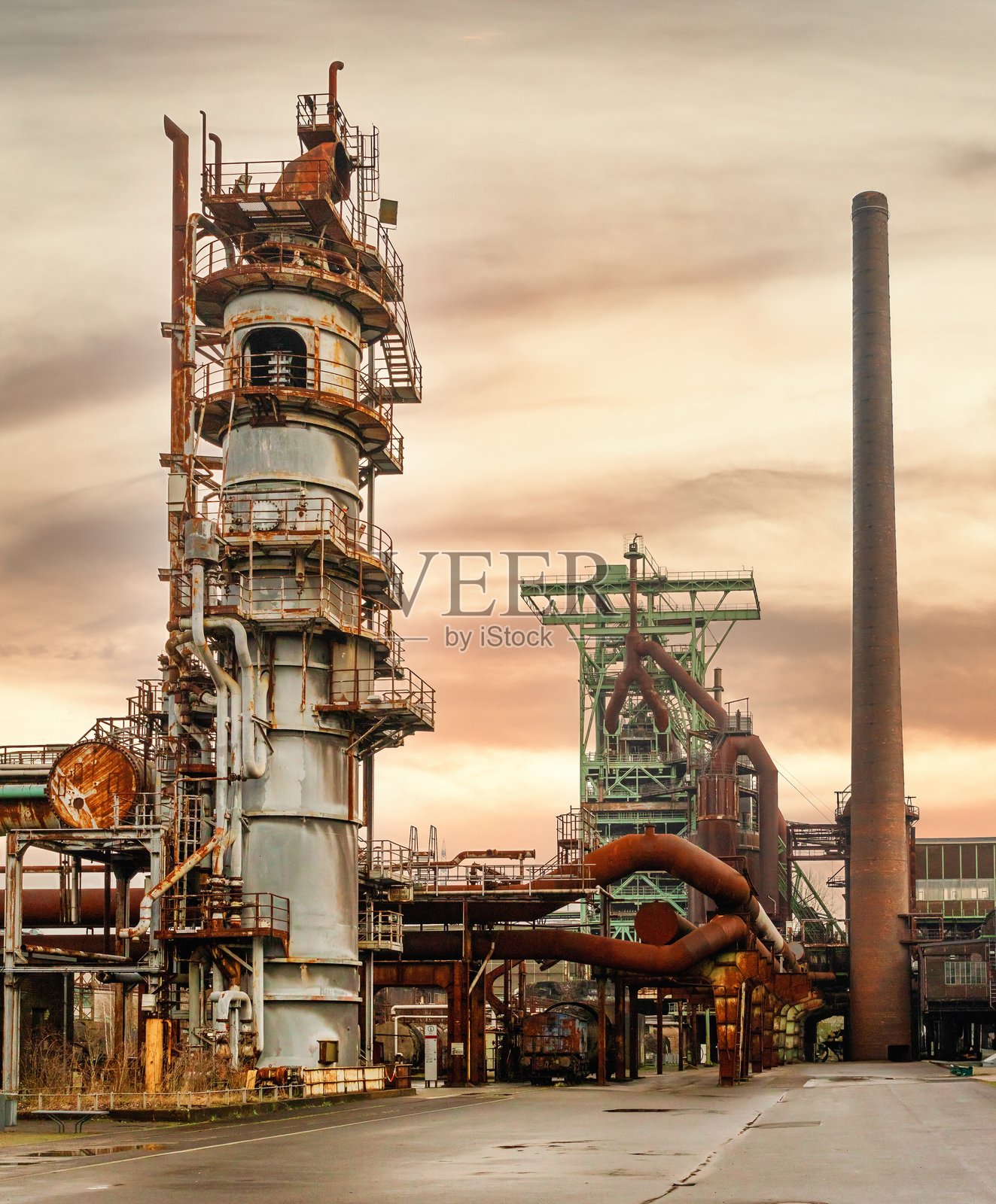 鲁尔地区废弃钢铁工业的景观照片摄影图片