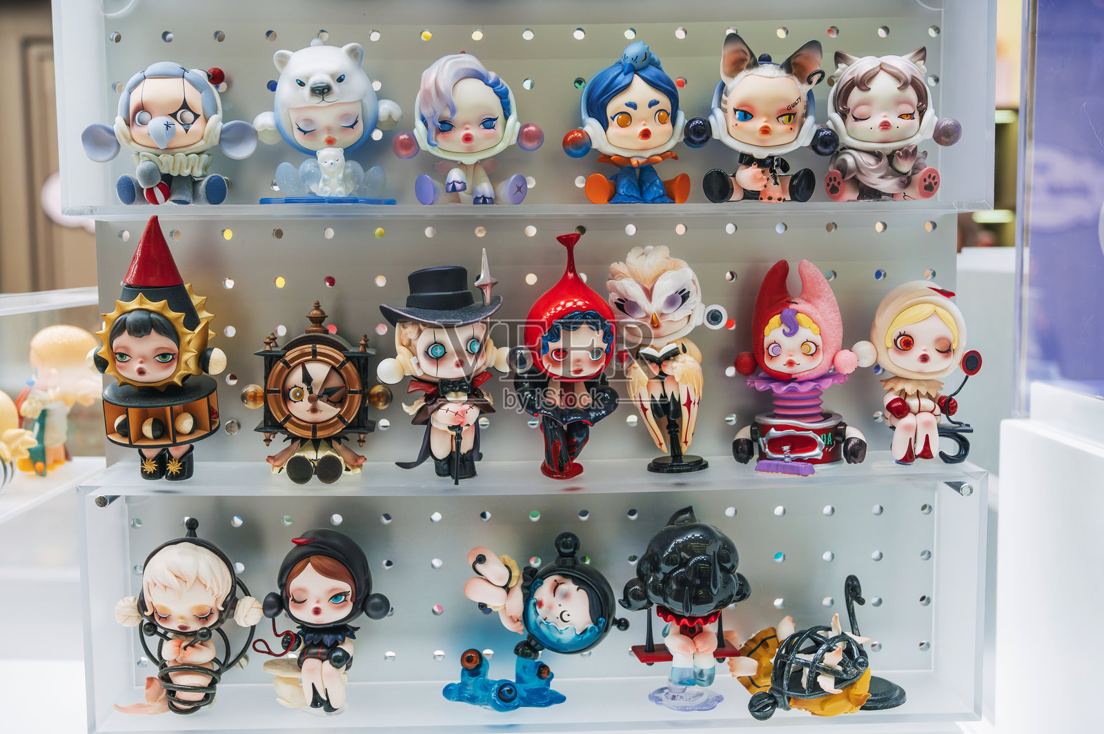 一个神秘盒子或波普艺术风格的隐形盒子，商店橱窗中的可爱角色。越南岘港，2024年11月30日。照片摄影图片