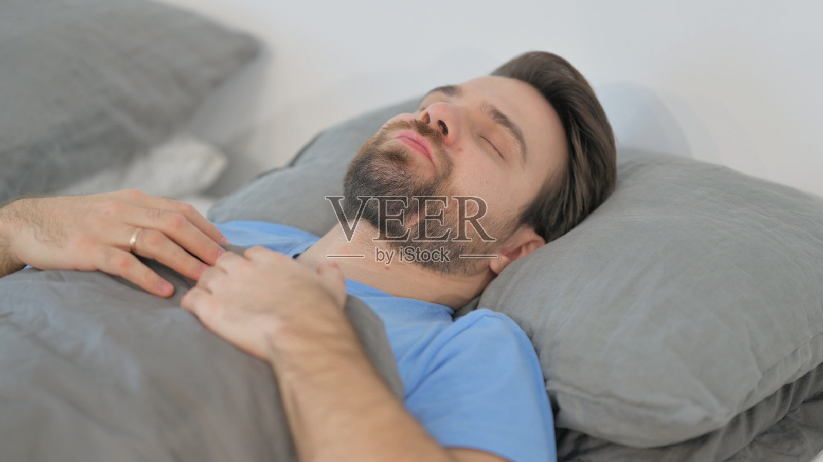 疲惫的中年男子在夜晚躺在床上照片摄影图片