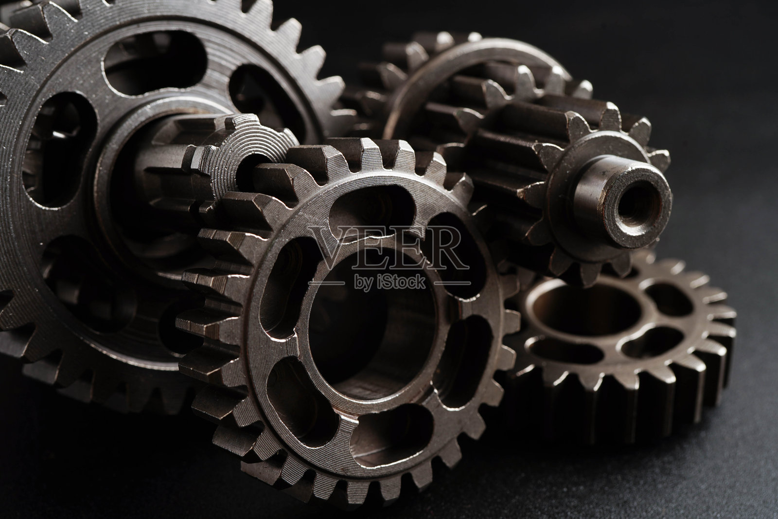 汽车和摩托车的金属齿轮轮，机械行业。照片摄影图片