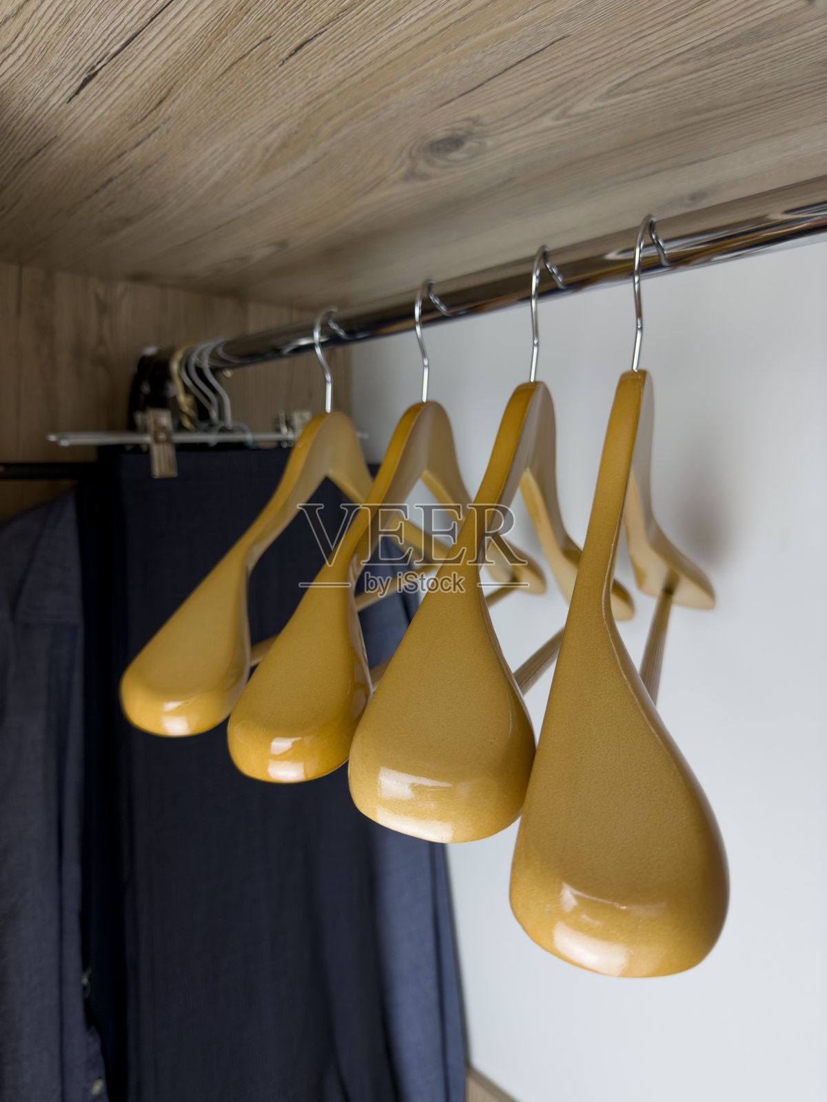 衣橱内横杆上的空木衣架照片摄影图片