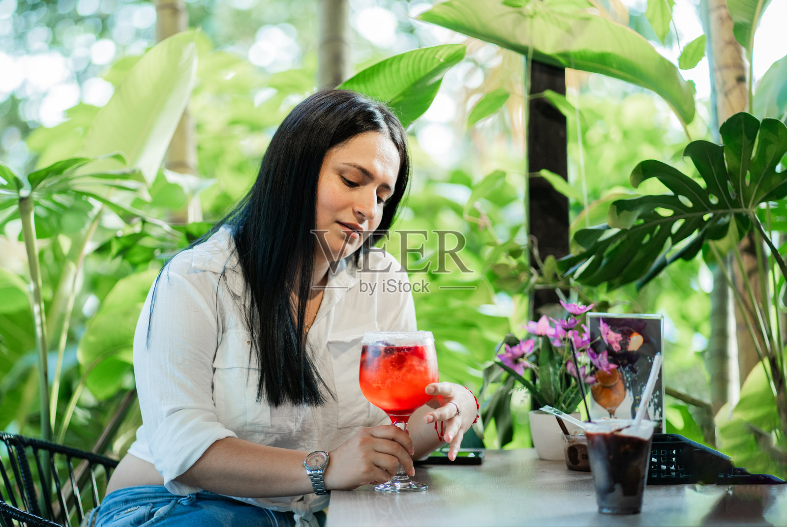 咖啡馆里长发女性饮用鸡尾酒照片摄影图片