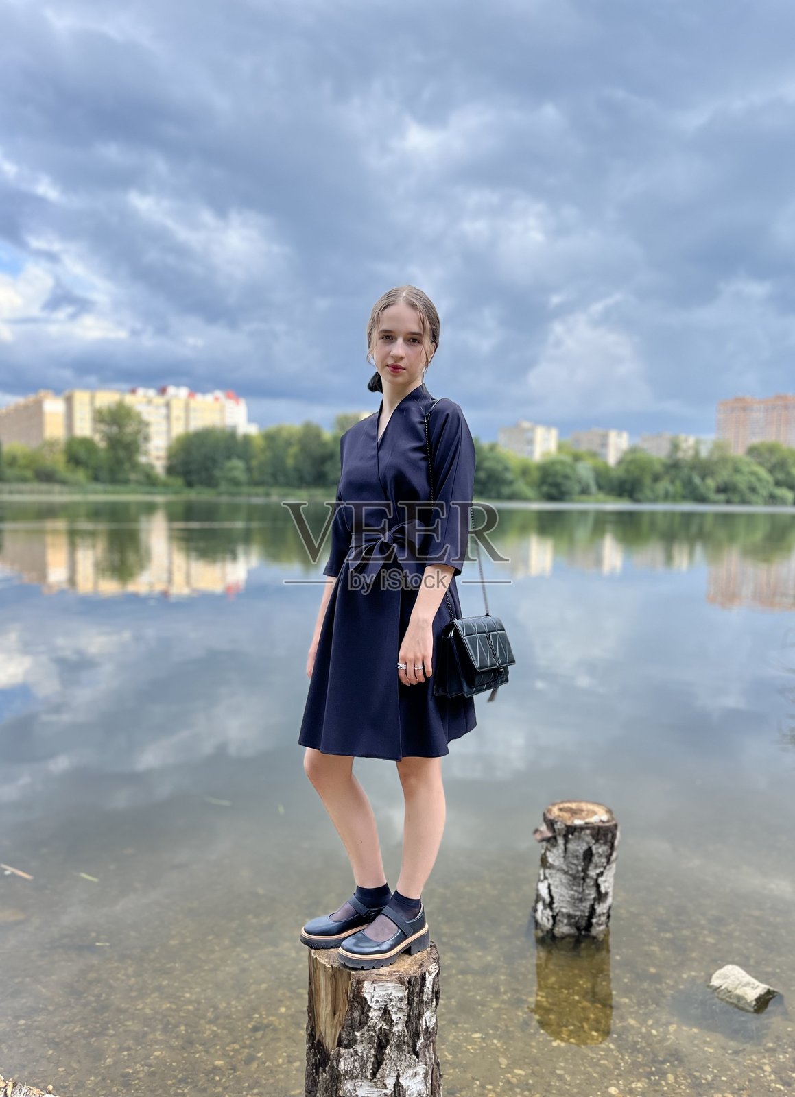 年轻男子站在湖边的肖像照片摄影图片