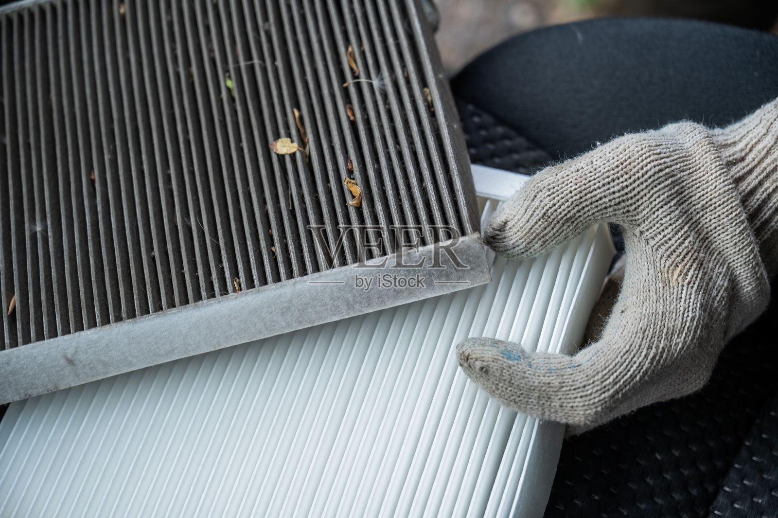 师傅更换了汽车的空调滤清器。照片摄影图片