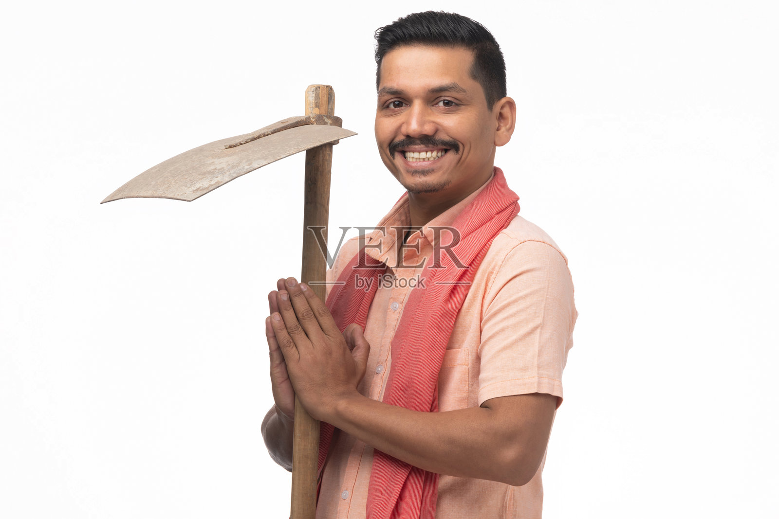 年轻的印度农民手持铲子，背景为白色照片摄影图片