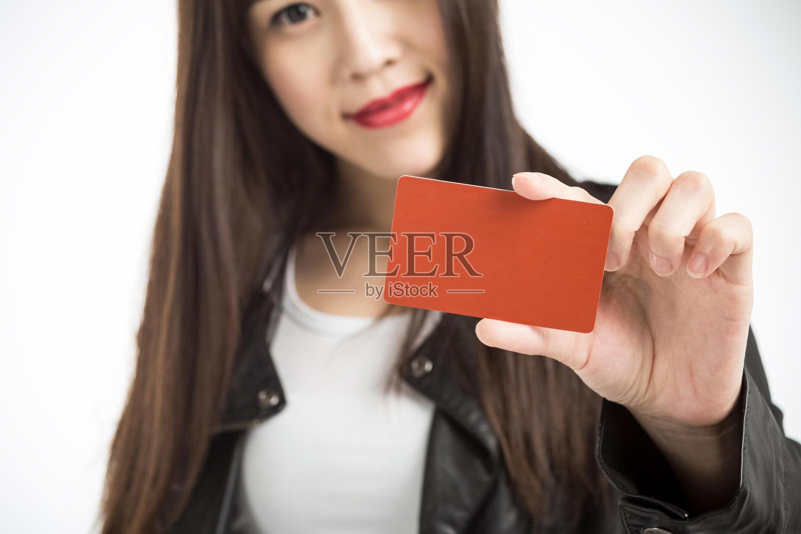 亚洲女性手持红色卡片照片摄影图片