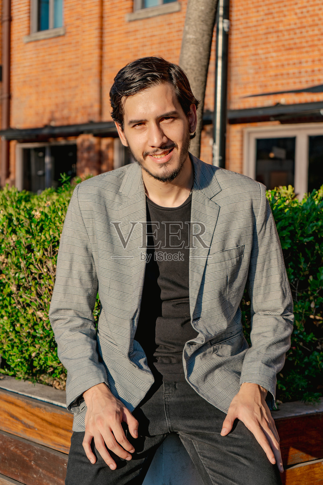 街头微笑并精神焕发的年轻男子肖像